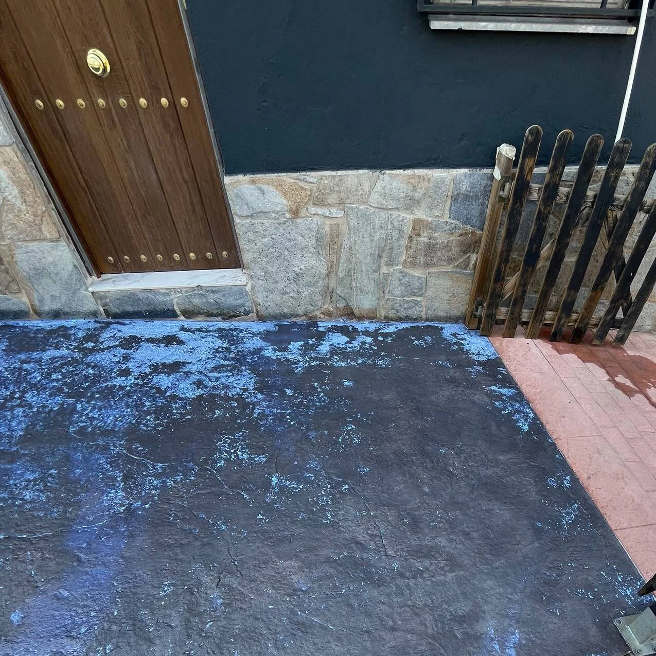 Aplicación de barniz protector sobre pavimento de hormigón impreso durante el secado