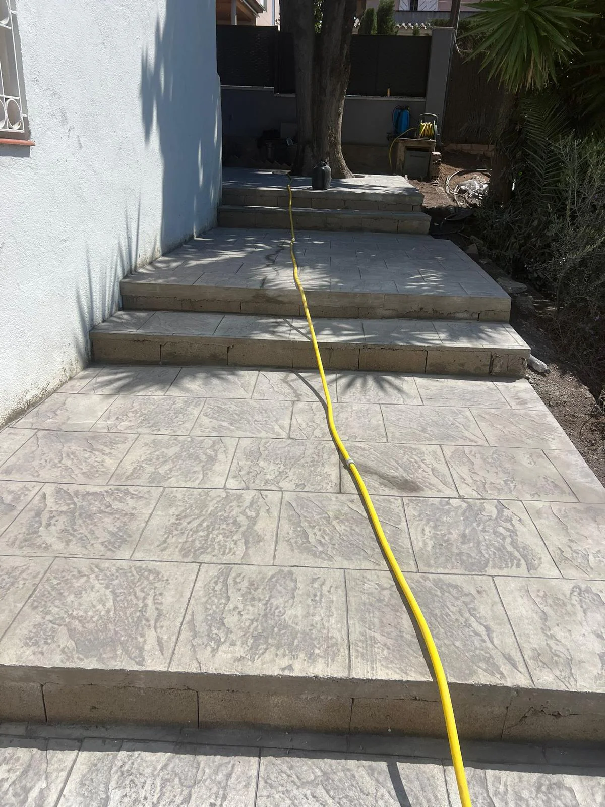 Escaleras exteriores terminadas con hormigón impreso antideslizante