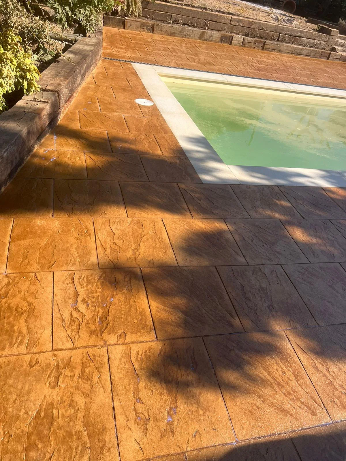 Instalación de pavimento decorativo con preparación de solera