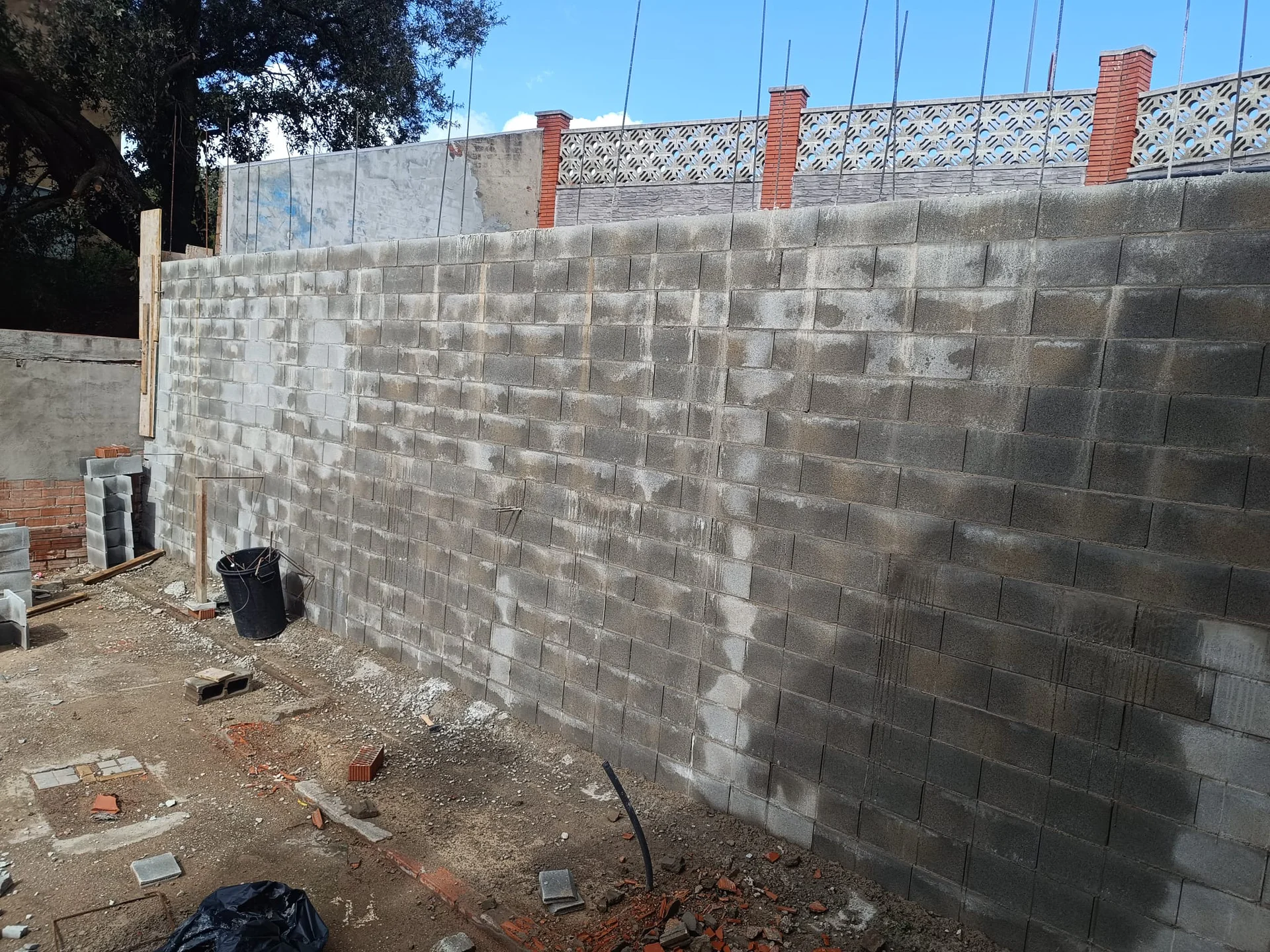 Muro de contención de hormigón reforzado en jardín