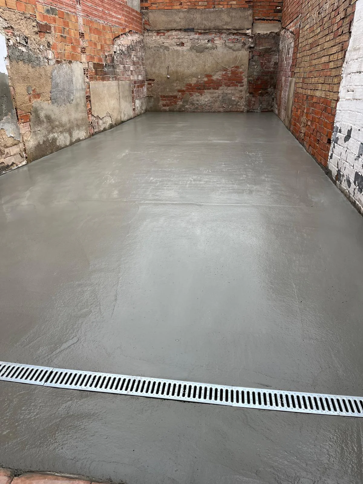 Limpieza y lavado de pavimento industrial con hidrolimpiadora en nave