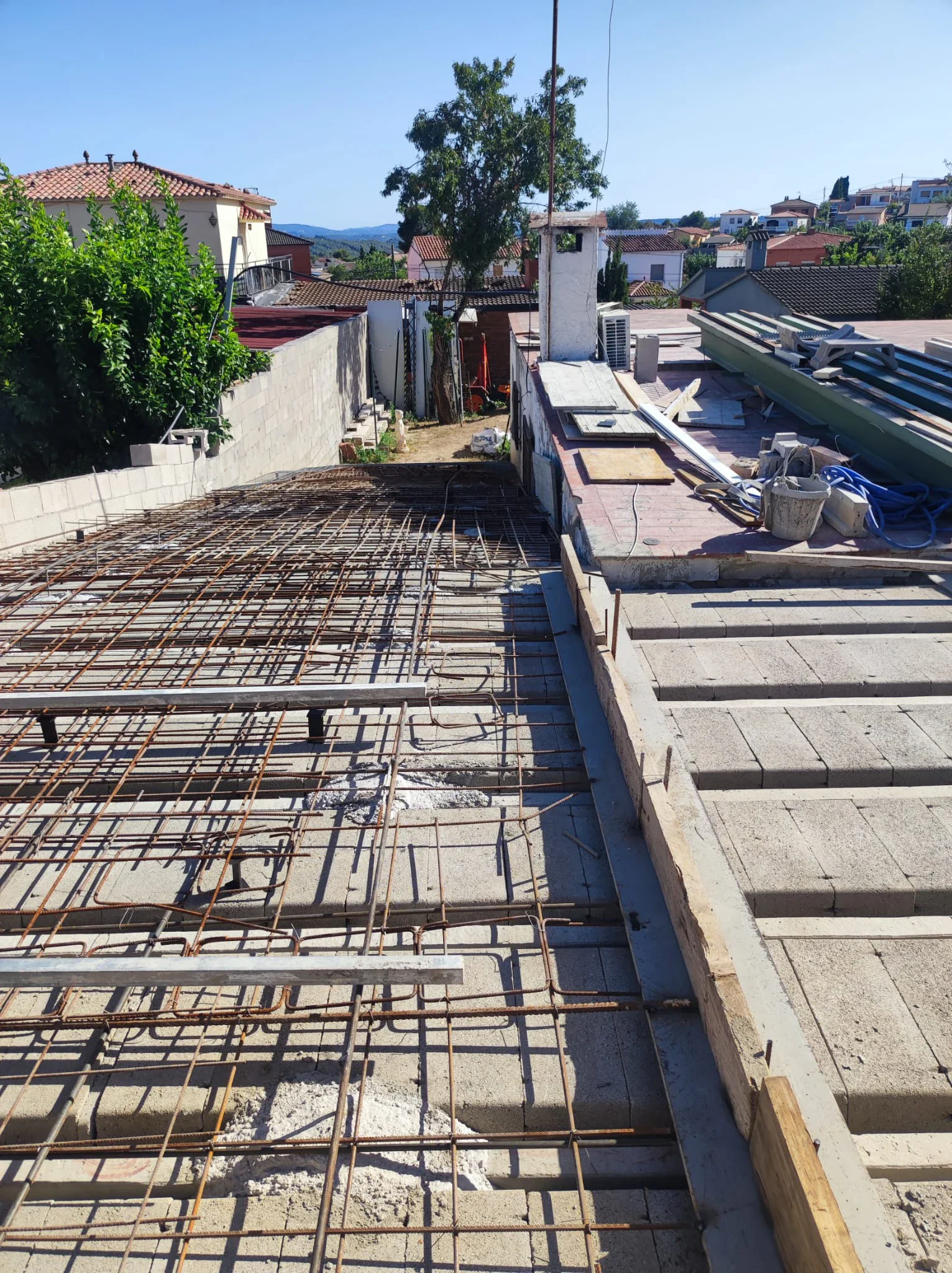 Obra de hormigón impreso en zona exterior de vivienda