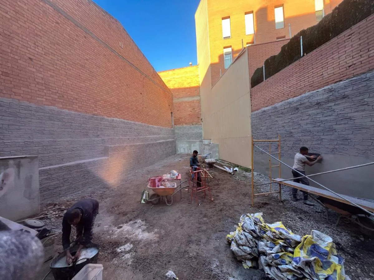 Muros de patio con rebozo y acabado tipo piedra