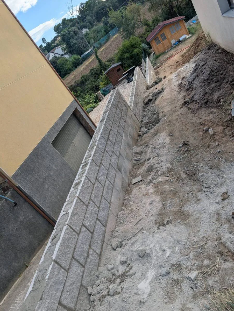 Muro de bloque visto escalonado siguiendo el desnivel