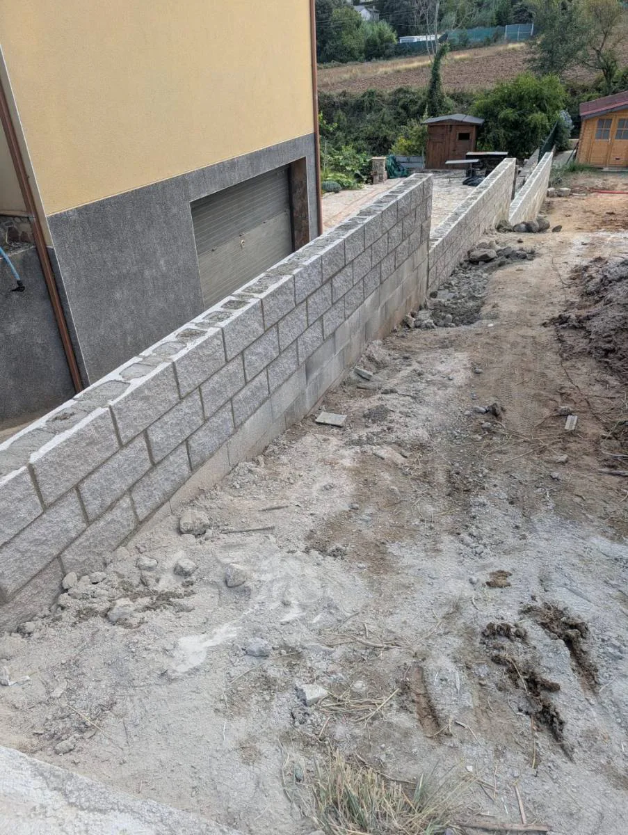 Muro de contención de bloque visto en parcela con desnivel