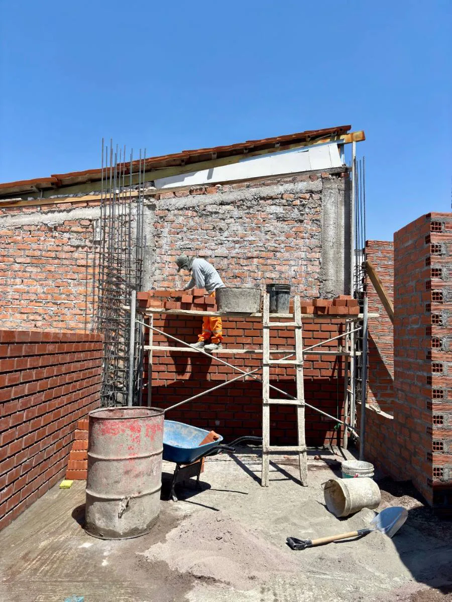 Muro de ladrillo cerámico con hueco de ventana