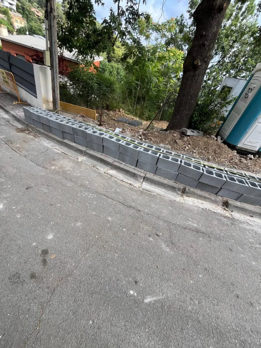 Muro perimetral de bloque de hormigón junto a la acera