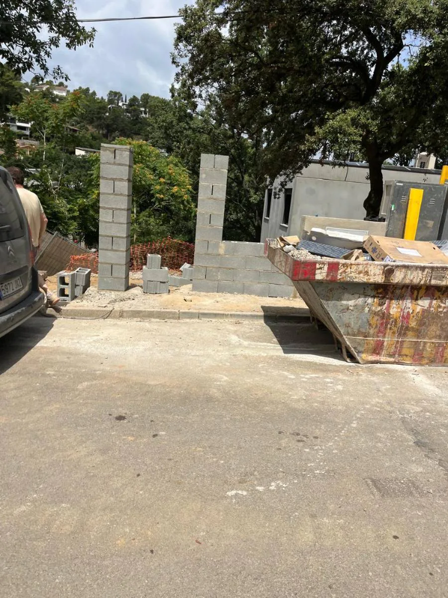 Pilares y muro de bloque de hormigón en fachada